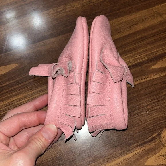 Hongteya (Amazon) baby girls pink moccasins size 4 - Picture 9 of 9